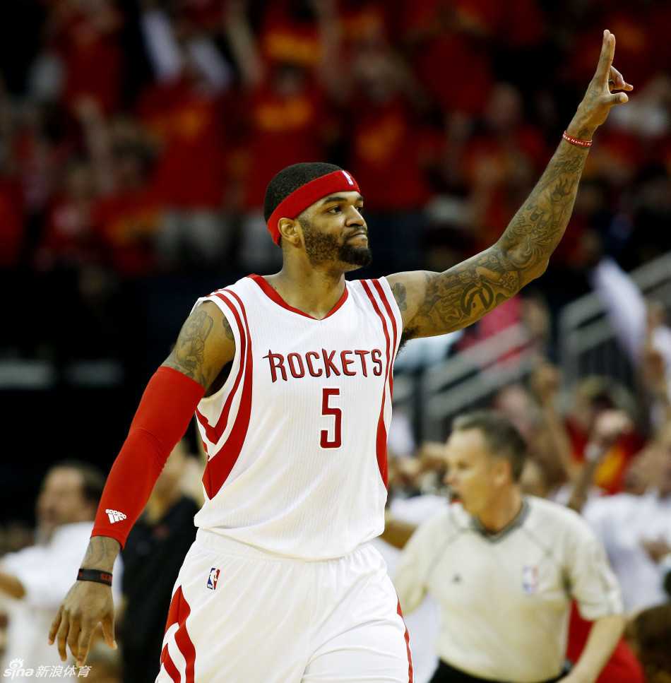 约什·史密斯在快船队时期，他身穿红色战袍在场上运球，表情显得有些落寞和迷茫。