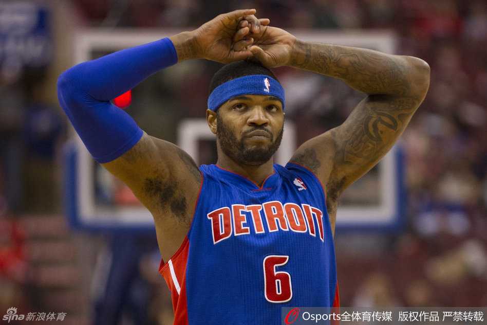 火箭时期的约什·史密斯戴着标志性发带，在三分线外果断出手，这一次他的眼神中充满了自信与坚定。