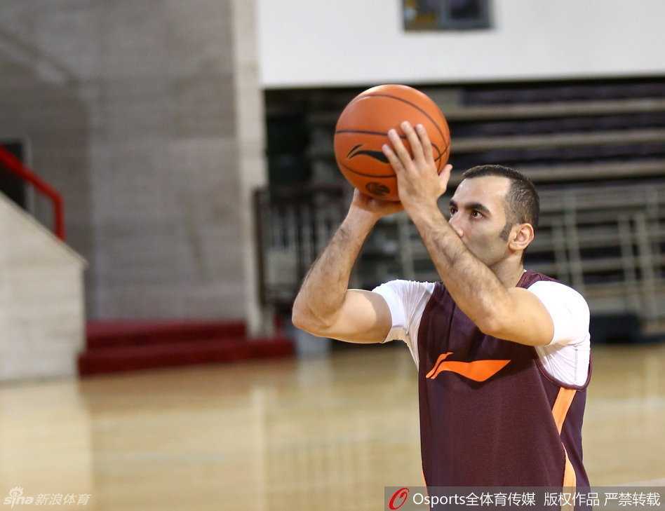 伊朗传奇控卫卡姆拉尼在训练馆中神情专注地进行着运球练习，每一个动作都透着老将的沉稳与老练。