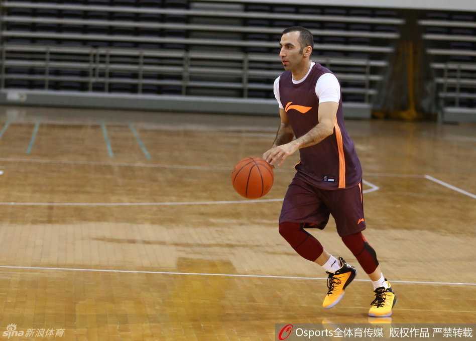 训练中的卡姆拉尼展示出令人惊叹的球感，变相运球如蝴蝶穿花，防守球员只能望其项背。