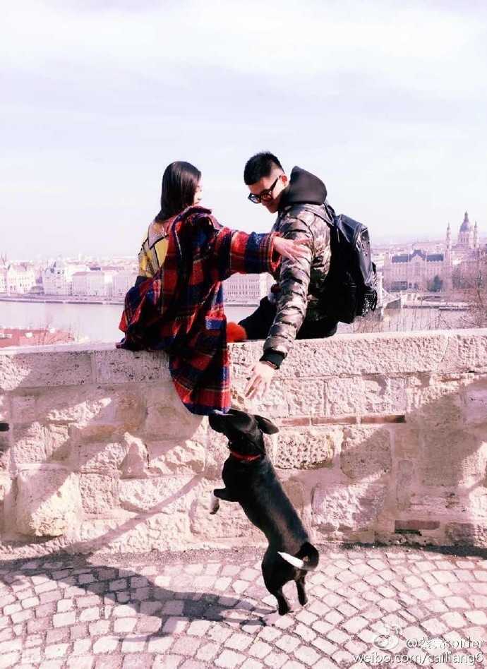 休闲时光的甜蜜定格:篮球明星蔡亮与未婚妻的幸福求婚记 夜幕降临,城市的灯光为背景,两人在户外以超大束玫瑰为前景,头靠着头自拍,记录下这宁静而浪漫的夜晚,甜蜜几乎要溢出屏幕。