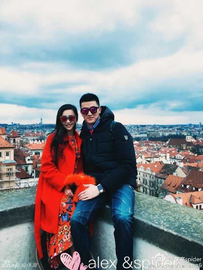 休闲时光的甜蜜定格:篮球明星蔡亮与未婚妻的幸福求婚记 在柔和的午后阳光下,两人穿着休闲装相视而笑,眼神中流露出只有彼此才懂的默契与甜蜜,背景是充满童趣的游乐园。