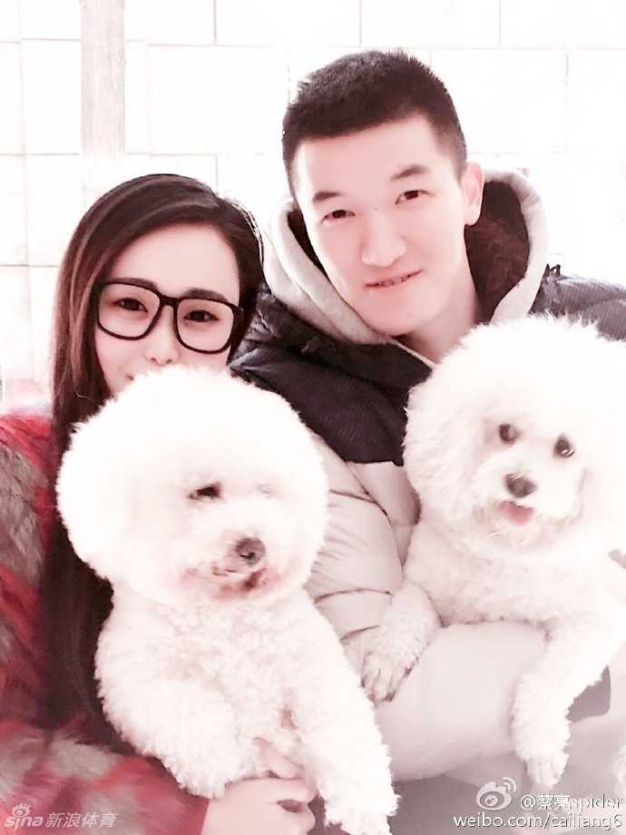 休闲时光的甜蜜定格:篮球明星蔡亮与未婚妻的幸福求婚记 蔡亮与未婚妻在家中舒适的角落,穿着家居服,分享着求婚成功后的蛋糕,未婚妻温柔地看着镜头,蔡亮则深情地望着她,生活气息浓郁。