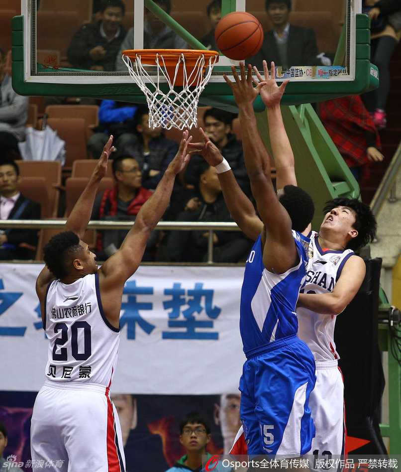 霍普森持球快速反击，如一缕青烟般掠过防守人，他的突破速度之快，让镜头都险些未能捕捉到清晰的身影。