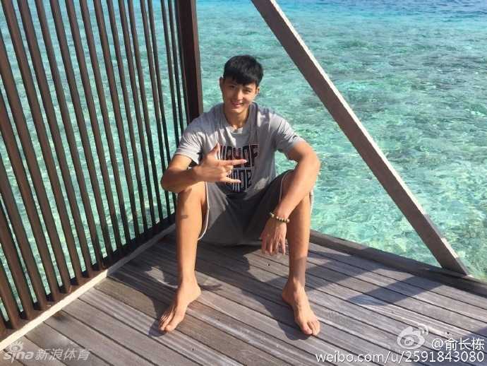 俞长栋马尔代夫享柔情时光,铁汉冠军背后的爱与感恩 俞长栋穿着休闲夏装,在椰林树影下为妻子拍照,阳光透过树叶洒在他专注的脸上,这一刻他不是球星,只是一个记录妻子美丽的普通丈夫。