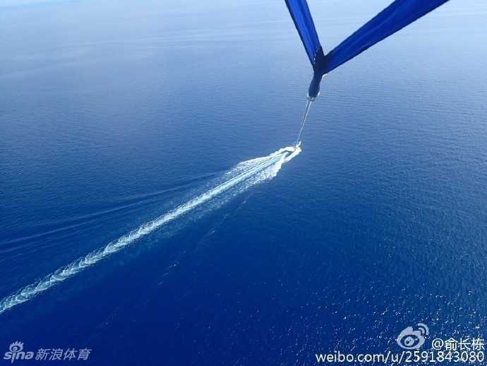 俞长栋马尔代夫享柔情时光,铁汉冠军背后的爱与感恩 清澈见底的马尔代夫海水中,俞长栋温柔地牵着妻子的手,两人并肩而立,他望向镜头的眼神里满是宠溺与安宁,与赛场上的凶猛判若两人。