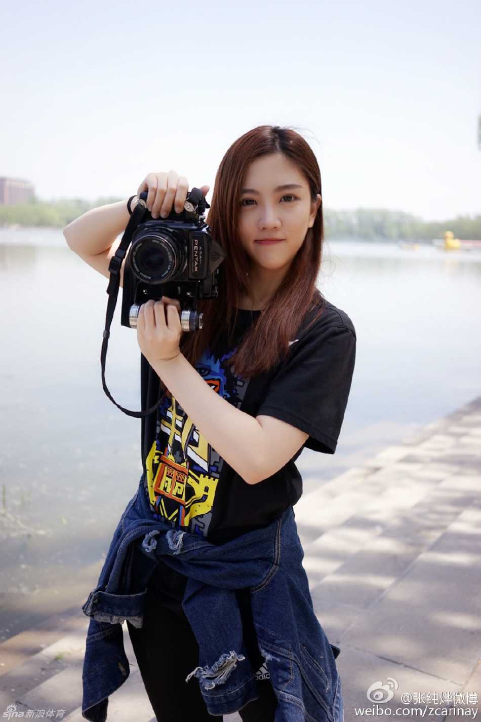 健身房里挥汗如雨，纤细的手臂爆发出惊人力量，轻松完成负重训练的她，眼中闪烁着坚定的光。