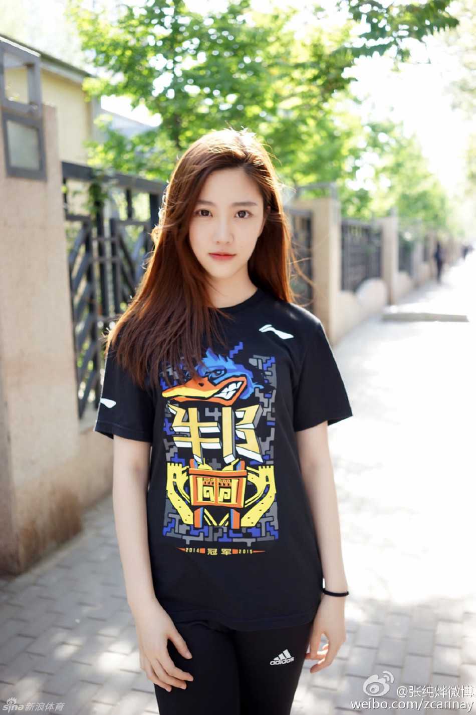 踏入鹈鹕主场球馆，巨大的屏幕与闪耀的灯光下，她仰头记录这激动人心的一刻，现场观看NBA的梦想在此刻照进现实。