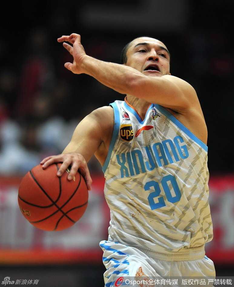 球员做出夸张的防守动作，表情专注又带点滑稽，让人忍俊不禁