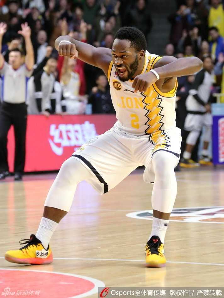哈德森高高跃起出手三分，篮球在空中划出优美弧线，对手只能望球兴叹