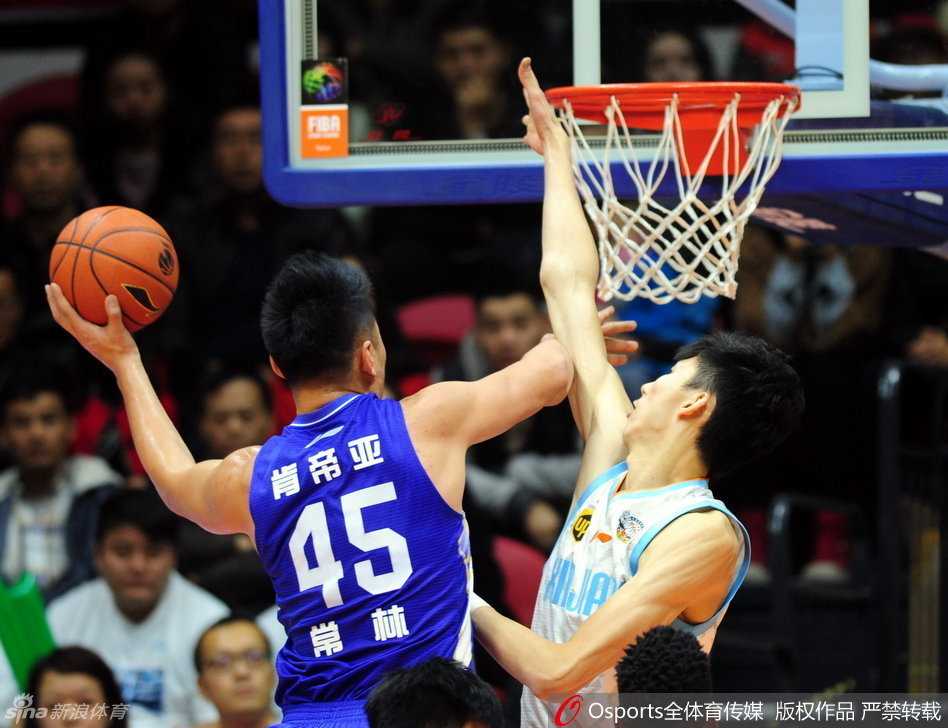 光头西热闪耀全场,布莱切碾压内线,刘炜指挥若定——致那支 unforgettable 的新疆队 光头闪耀的西热力江眼神如炬,紧紧贴防对手,他那标志性的光头在灯光下格外醒目,每一次贴身逼抢都充满了令人窒息的压迫感。