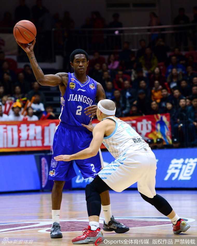 光头西热闪耀全场,布莱切碾压内线,刘炜指挥若定——致那支 unforgettable 的新疆队 体型庞大的布莱切在低位持球,面对两名防守球员的包夹毫无惧色,他利用灵活的脚步准备强行上篮,展现出万花筒般的进攻技巧。