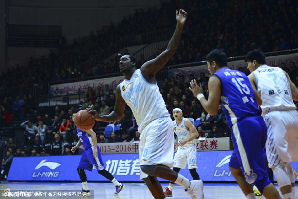 光头西热闪耀全场,布莱切碾压内线,刘炜指挥若定——致那支 unforgettable 的新疆队 眼神坚毅的刘炜在场上伸出战术手势,指挥着队友们落位,这位久经沙场的老将仿佛一位运筹帷幄的将军,是球队最可靠的大脑。