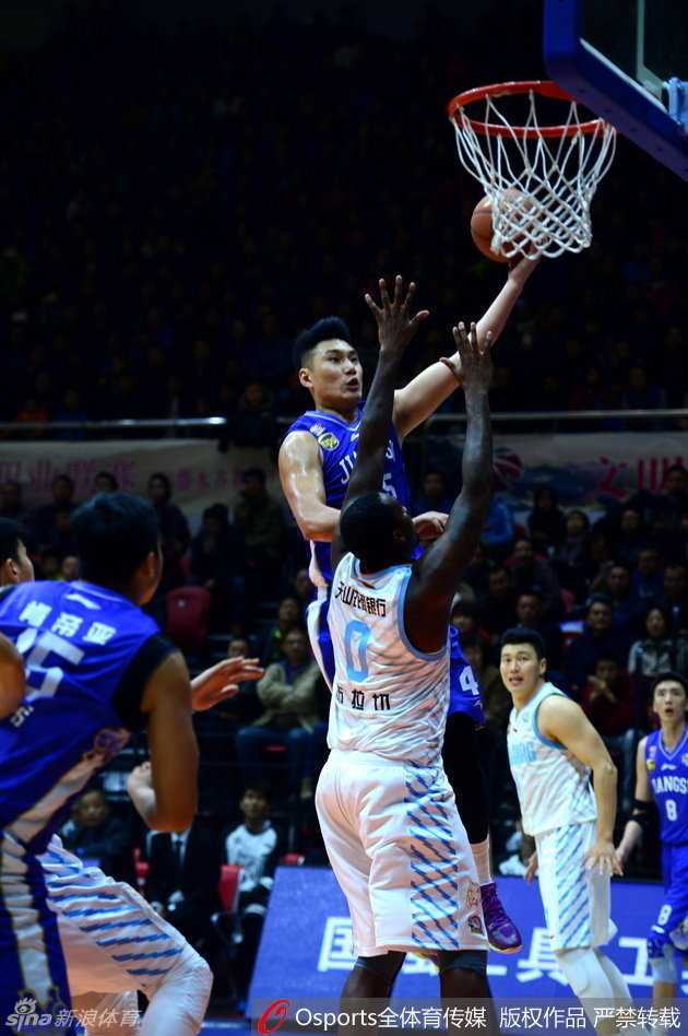 光头西热闪耀全场,布莱切碾压内线,刘炜指挥若定——致那支 unforgettable 的新疆队 小外援布鲁克斯持球快速杀入内线,面对布莱切的正面拦截和周琦从侧翼的补防,他依然选择强行挑战新疆队的双塔防线。