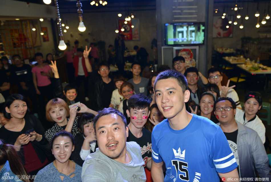 杨鸣被几位激动的女粉丝簇拥在中间，他面带标志性的温暖微笑，比出胜利的手势，大家紧紧靠在一起，对着手机镜头留下了一张充满欢乐气息的大合影。
