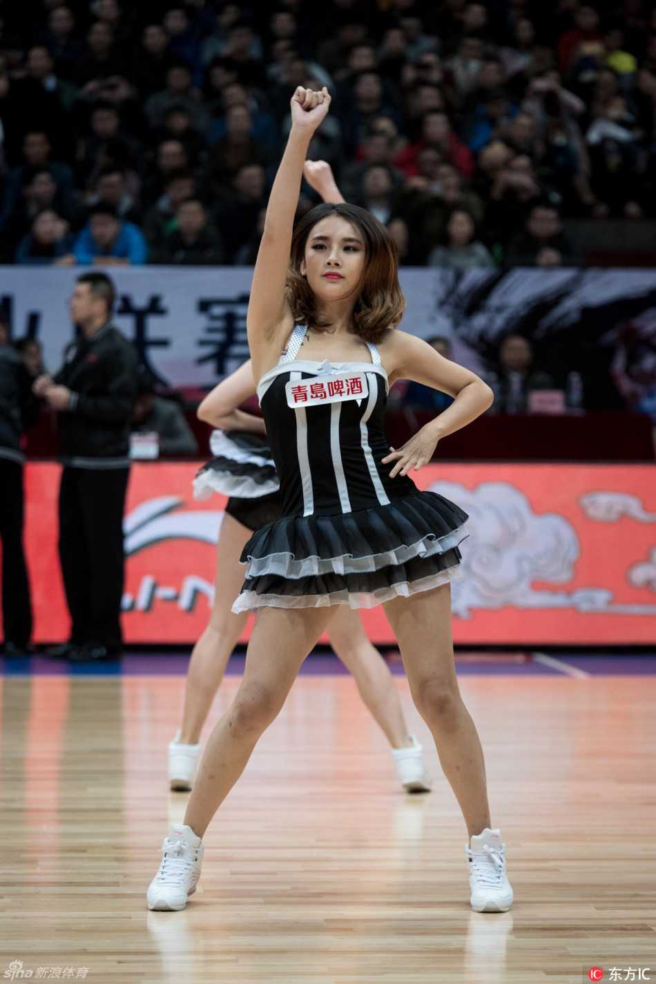 在柔和的光影中，她侧身回眸，长发如瀑般垂落，勾勒出优美的身体曲线，散发出迷人的性感与健康之美。