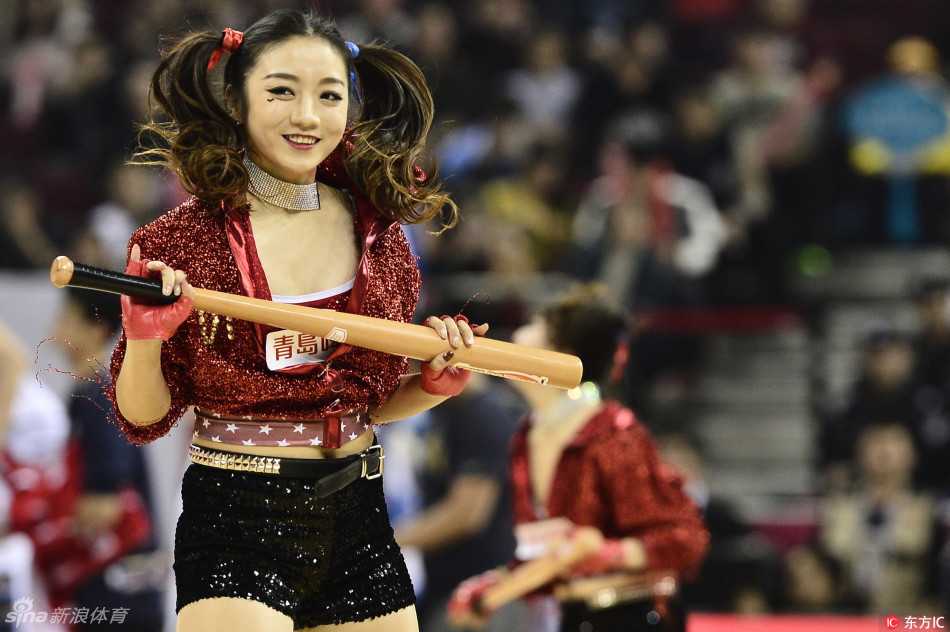 镜头前的她手托腮帮，眼神中流露出自信与甜美，将赛场上的活力延续到场下，展现出篮球宝贝青春洋溢的另一面。