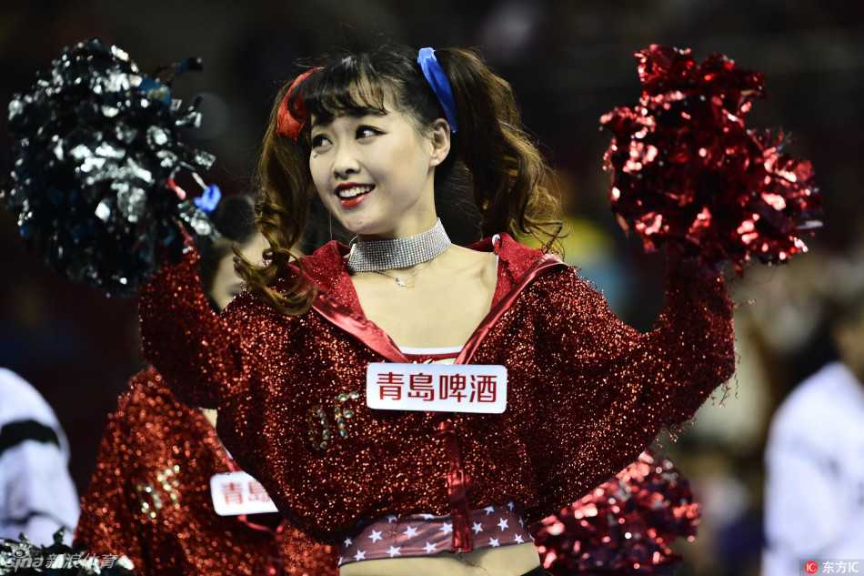 聚光灯下，篮球宝贝们身着亮黄色短裙，随着动感节奏尽情跃动，每一个充满力量的动作都点燃了全场球迷的热情。