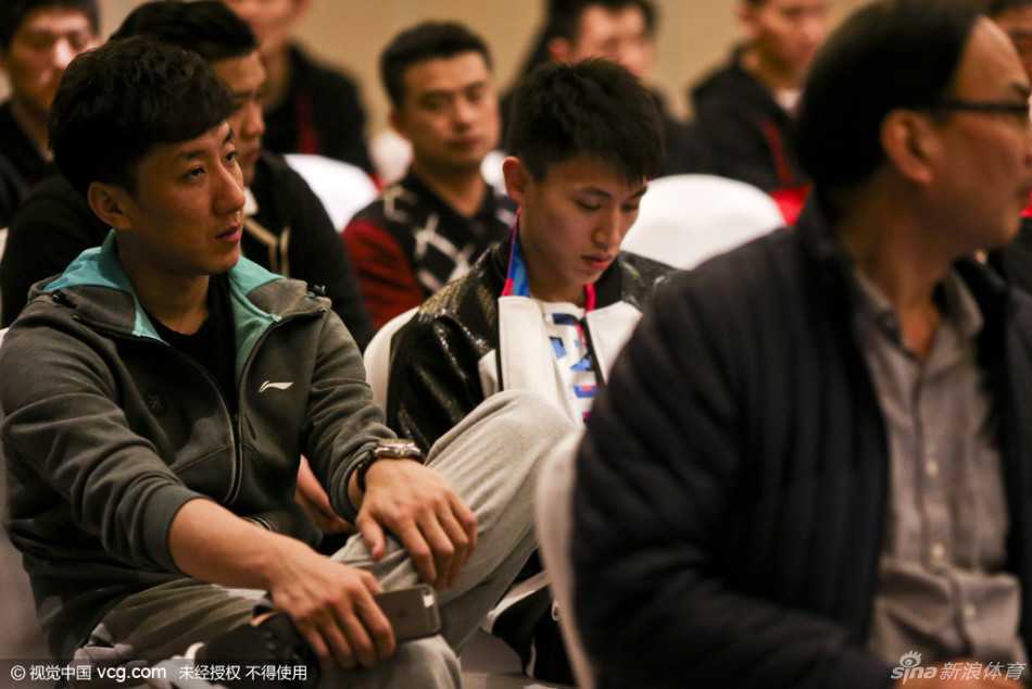 光影重温:二零一六东莞全明星,那些比胜负更暖心的瞬间 郭艾伦与贺天举这对“黑怕组合”肩并肩凑在一起,不知道又在嘀咕什么悄悄话,眼神里全是默契。