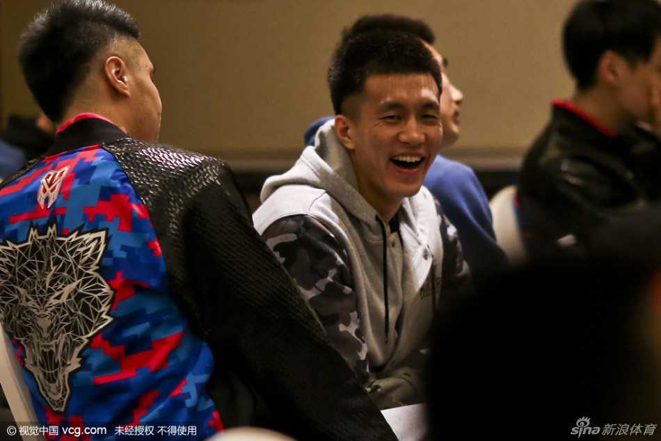 光影重温:二零一六东莞全明星,那些比胜负更暖心的瞬间 重返故地的李春江指导,看着昔日爱徒,眉眼间全是藏不住的笑意。