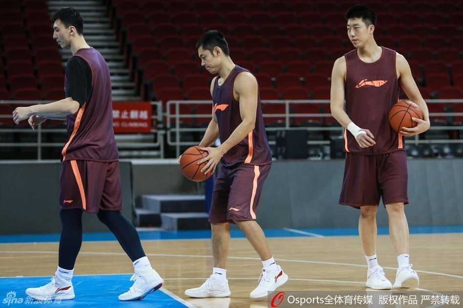 光影重温:首钢男篮的备战闲隙与赛场峥嵘 方硕独自站在篮架旁,眼神放空,下意识地咬着指甲,仿佛沉浸在自我思考的小世界里。