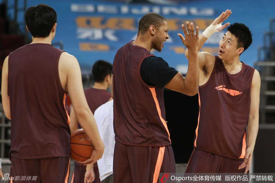 光影重温:首钢男篮的备战闲隙与赛场峥嵘 老将张庆鹏全力加速突破防守,瞬间的爆发力让人很难相信他已是一名久经沙场的老将。