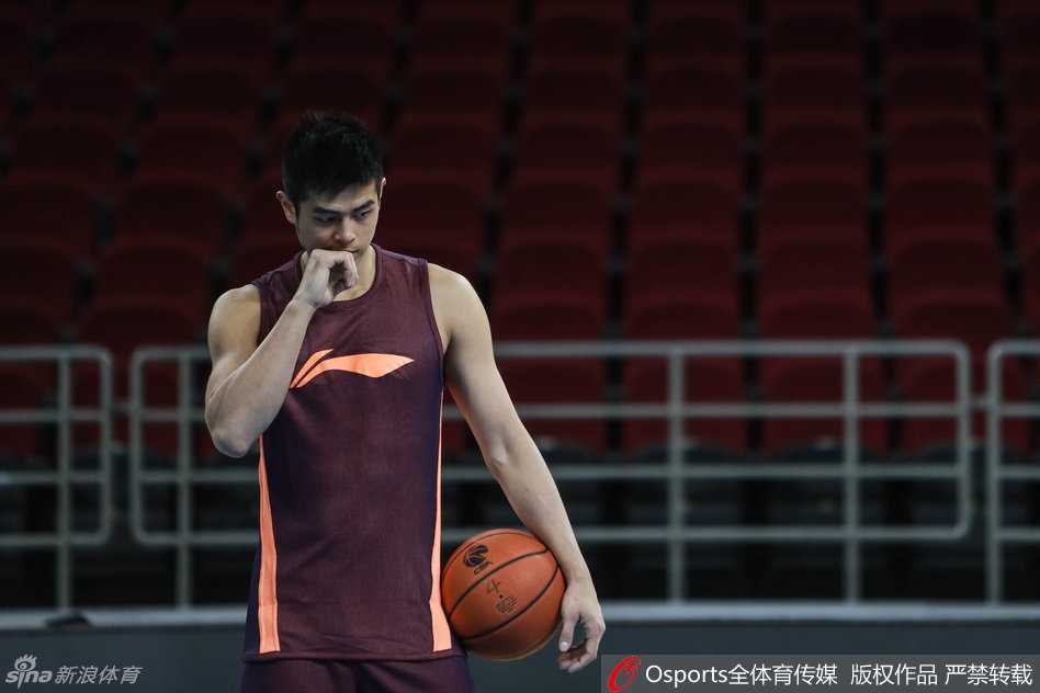 光影重温:首钢男篮的备战闲隙与赛场峥嵘 大个子莫里斯一脸调皮地运球,还吐着舌头卖萌,手臂上的彩色纹身在他搞怪时显得格外抢眼。