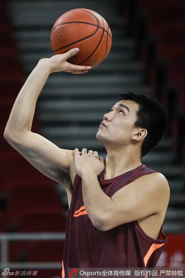 光影重温:首钢男篮的备战闲隙与赛场峥嵘 核心外援马布里在训练中神情专注,正在三分线外沉着出手,每一个动作都透着身经百战的沉稳。