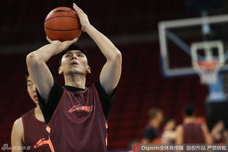 光影重温:首钢男篮的备战闲隙与赛场峥嵘 队长孙悦因伤未能参加合练,在场边进行恢复性拉伸,眼神中透着对比赛的渴望。