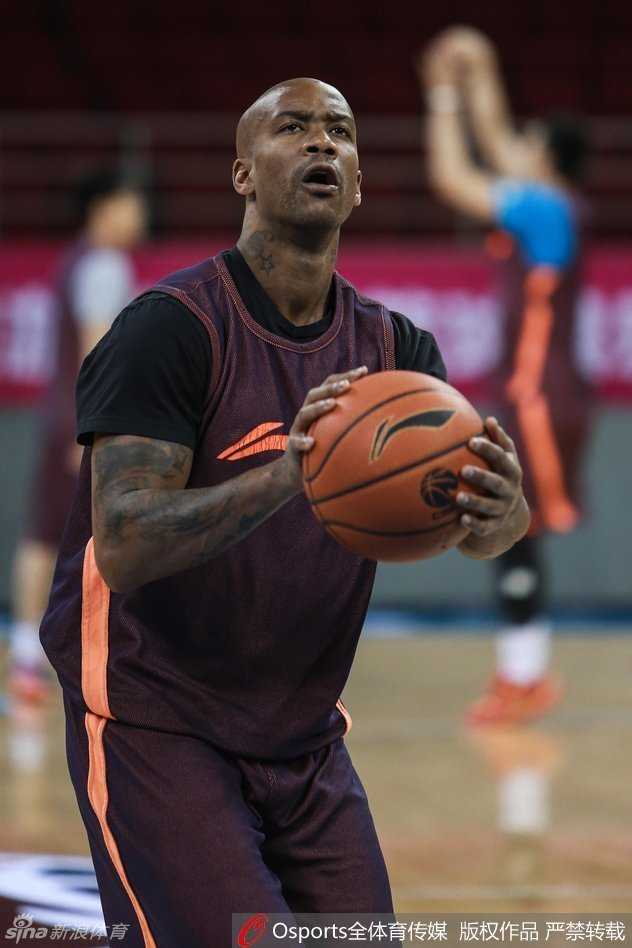 光影重温:首钢男篮的备战闲隙与赛场峥嵘 翟晓川在训练师陪同下加练底角三分,每一次出手都力求动作标准,汗水浸湿了训练服。