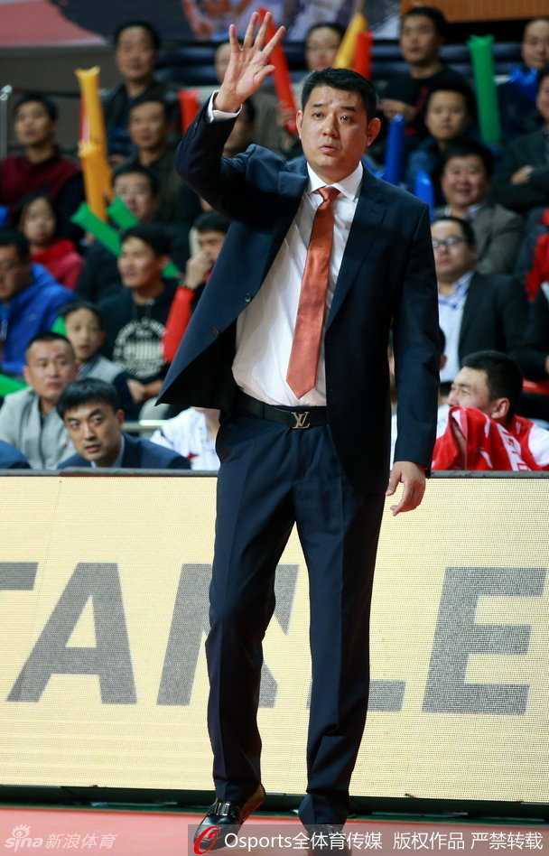 光棍节大战! CBA赛场激情燃烧 青岛队外援多米尼克·琼斯如闪电般持球突破浙江队的防线,强势杀入内线,展现其出色的个人攻击能力。