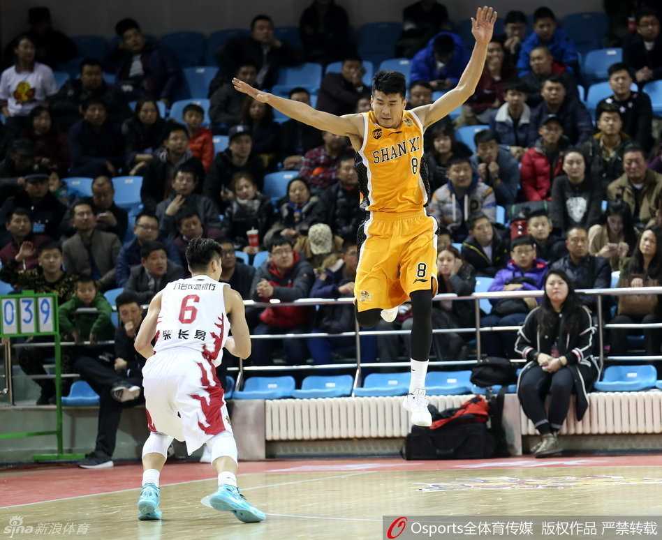 光棍节大战! CBA赛场激情燃烧 吉林队射手柴长易面对严防,凭借灵活的脚步晃动,瞬间甩开贴身防守者,赢得宝贵的投篮空间。