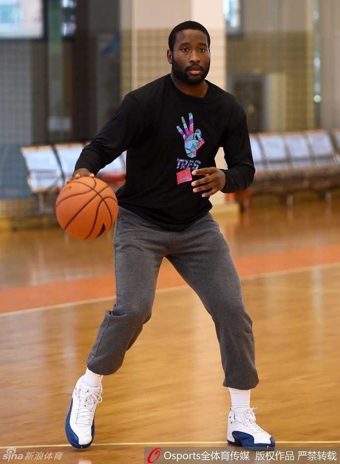 全力备战剑指荣耀:广东宏远训练馆里的专注与渴望 朱芳雨老将出马,稳稳接球准备投篮,神情自若,举手投足皆是经验。