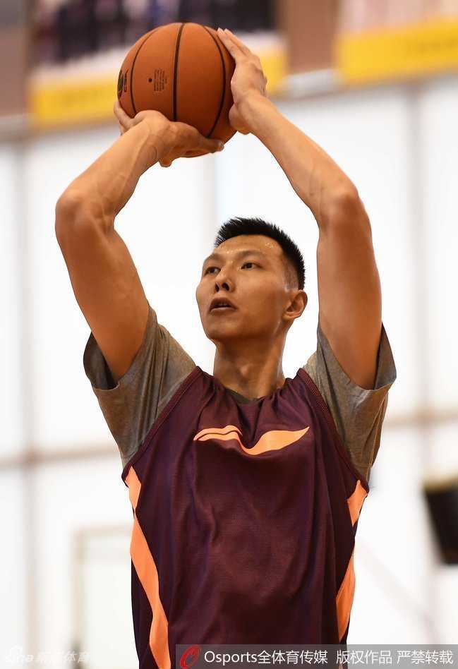 全力备战剑指荣耀:广东宏远训练馆里的专注与渴望 外援布泽尔低位持球,肌肉线条分明,眼神专注地寻找篮下进攻机会。