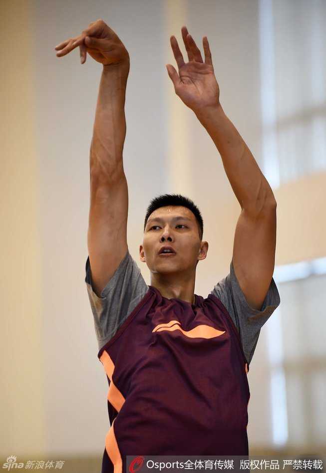 全力备战剑指荣耀:广东宏远训练馆里的专注与渴望 核心易建联在训练中稳稳出手,目光如炬,篮球划过完美弧线直奔篮筐。