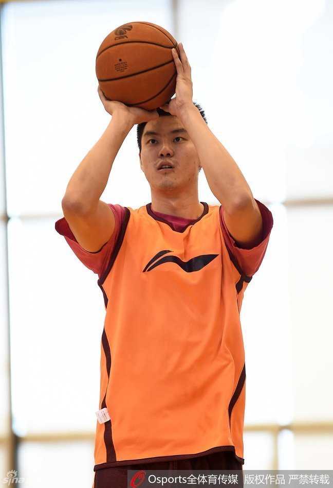 全力备战剑指荣耀:广东宏远训练馆里的专注与渴望 董瀚麟在内线强硬卡位,肌肉紧绷,奋力争夺篮板球位置,充满活力。