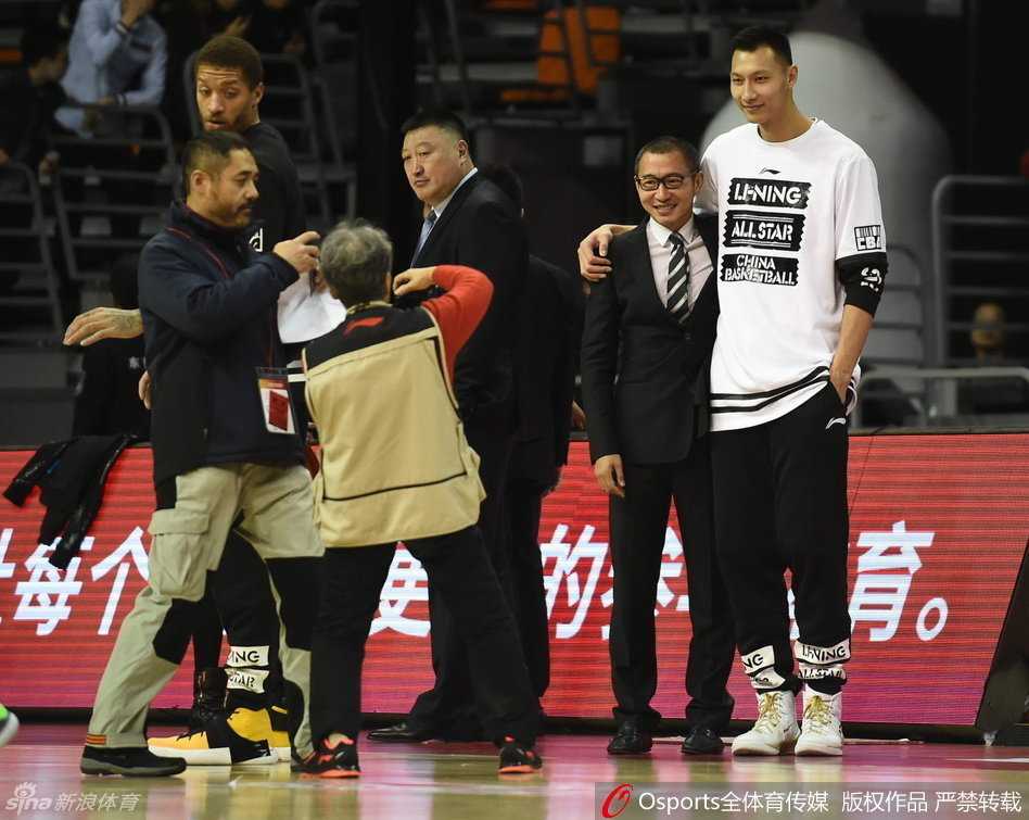 孙悦面带微笑与身旁的小球童击掌入场，小球童显得既紧张又自豪，努力迈大步子跟上孙悦的步伐，现场气氛温馨热烈。