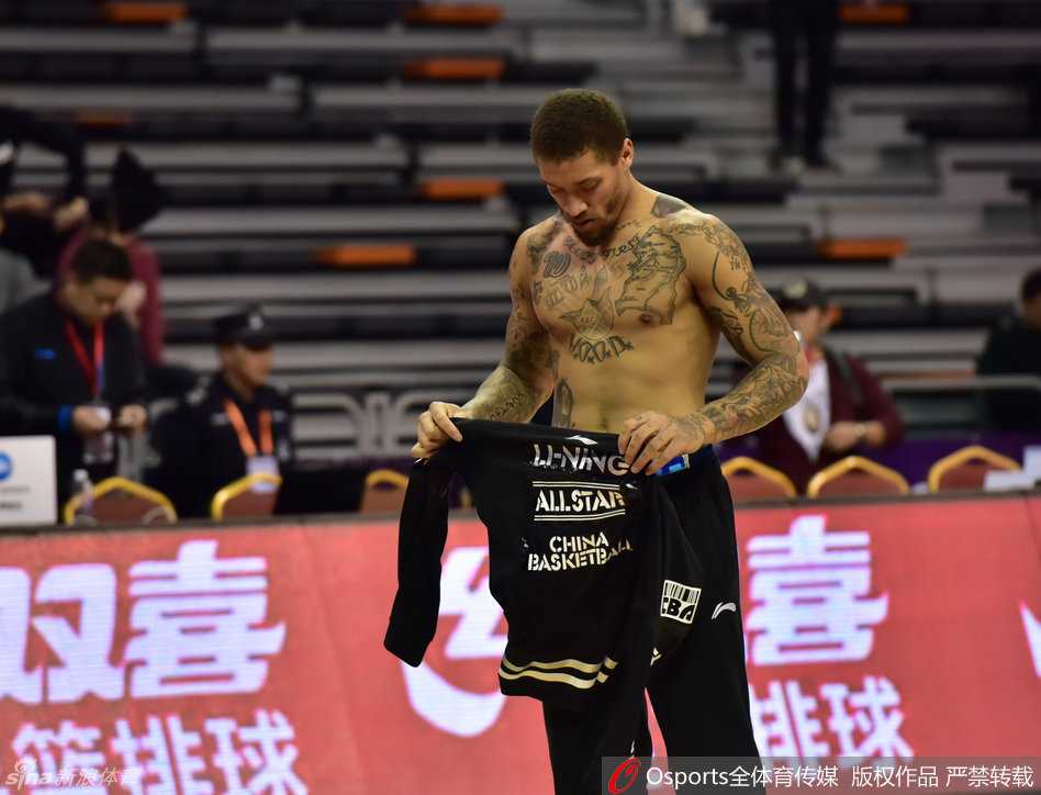 全明星周末东莞绽放 比斯利铁汉柔情携子萌翻全场 赵泰隆弯下腰试图逗弄比斯利怀中的婴儿,小家伙却伸出小手一把抓向赵泰隆的脸,比斯利站在一旁露出憨厚的笑容,画面充满喜感。