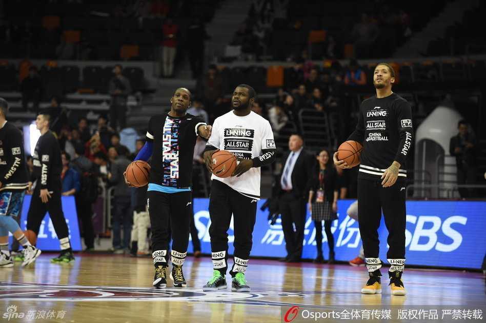 全明星周末东莞绽放 比斯利铁汉柔情携子萌翻全场 四川队外援迪奥古身穿休闲西装,紧紧牵着一男一女两位可爱的小球童的手,三人一同踏入赛场,球童脸上洋溢着兴奋的笑容。