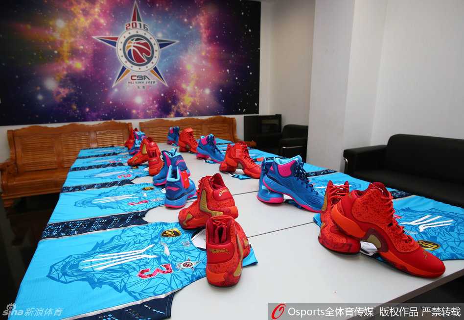 特写镜头下的全明星战袍细节，篆书书写的“南”字与迷彩纹路交织，中国风与时尚感在此刻完美融合。