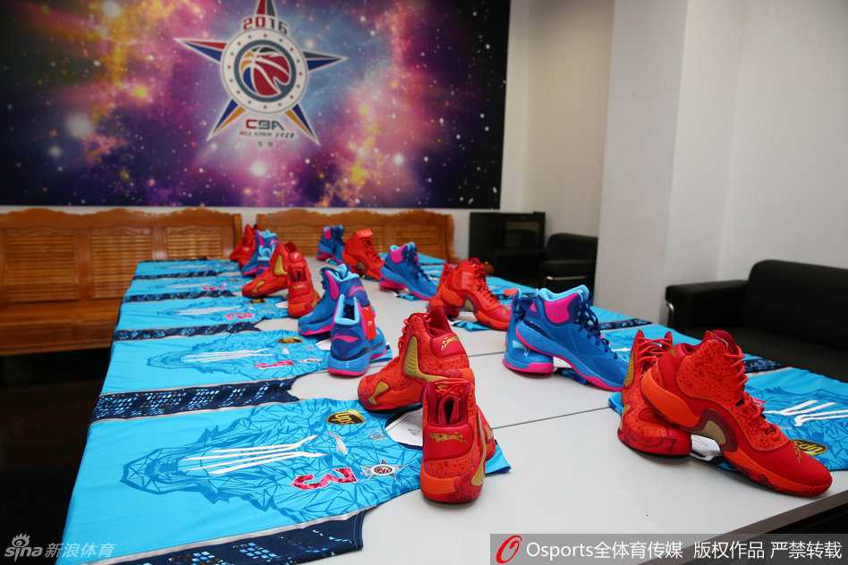 南北全明星的战袍在更衣室内整齐排列，红蓝迷彩色块如同战场上的火焰与寒冰，静待主人到来。