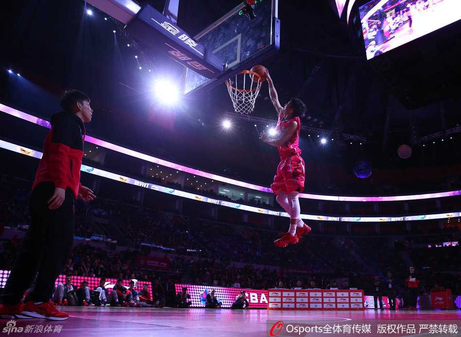 全明星扣篮盛宴:王潼飞跃巅峰,群星闪耀东莞夜空 青岛队的唐海在天空中画出一道完美的弧线,他逆向转身360度,用左手将球轻松劈入篮筐,动作舒展飘逸,充满了写意的美感。