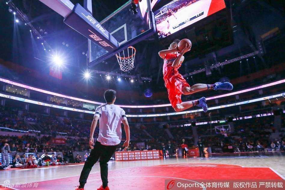 全明星扣篮盛宴:王潼飞跃巅峰,群星闪耀东莞夜空 王潼在决赛中飞跃现场DJ,他如同脱离了地心引力,在空中轻松摘球后双手暴力灌筐,这一记技惊四座的满分扣篮让他毫无争议地捧起扣篮王奖杯。