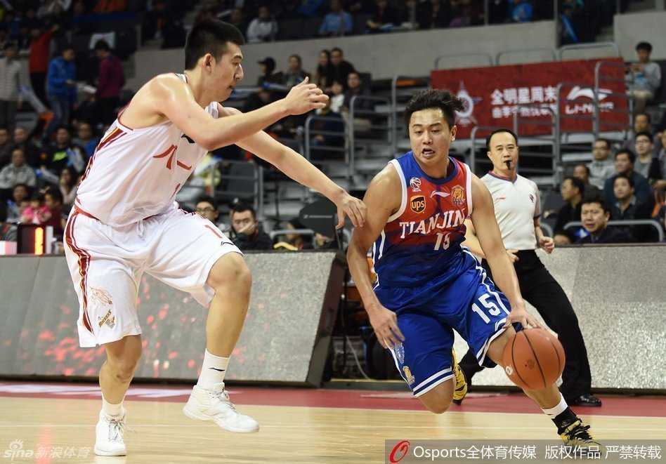 徐韬在篮下展现出扎实的脚步技术，面对防守悍不畏惧，用一次强硬的背身单打将球放入篮筐。