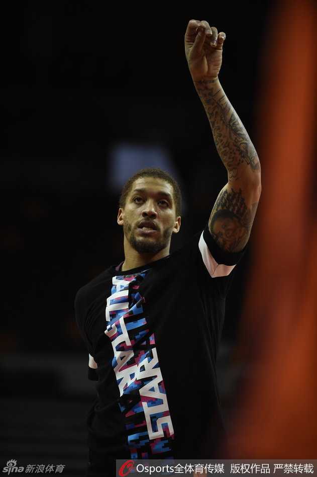 CBA全明星周末，北方队外援比斯利在训练中展现柔和手感，他神情专注，正在进行中距离投篮训练。