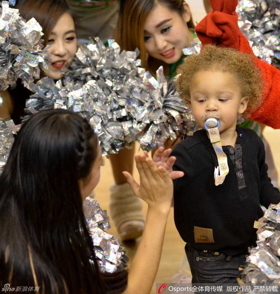 全明星赛场的铁汉柔情,比斯利与他的“迷你蝙蝠侠”萌翻全场 小家伙穿着毛茸茸的连体睡衣,被父亲宽厚的手掌轻轻扶着,微张的小嘴和专注啃手指的模样,简直是把‘萌’字诠释到了极致。