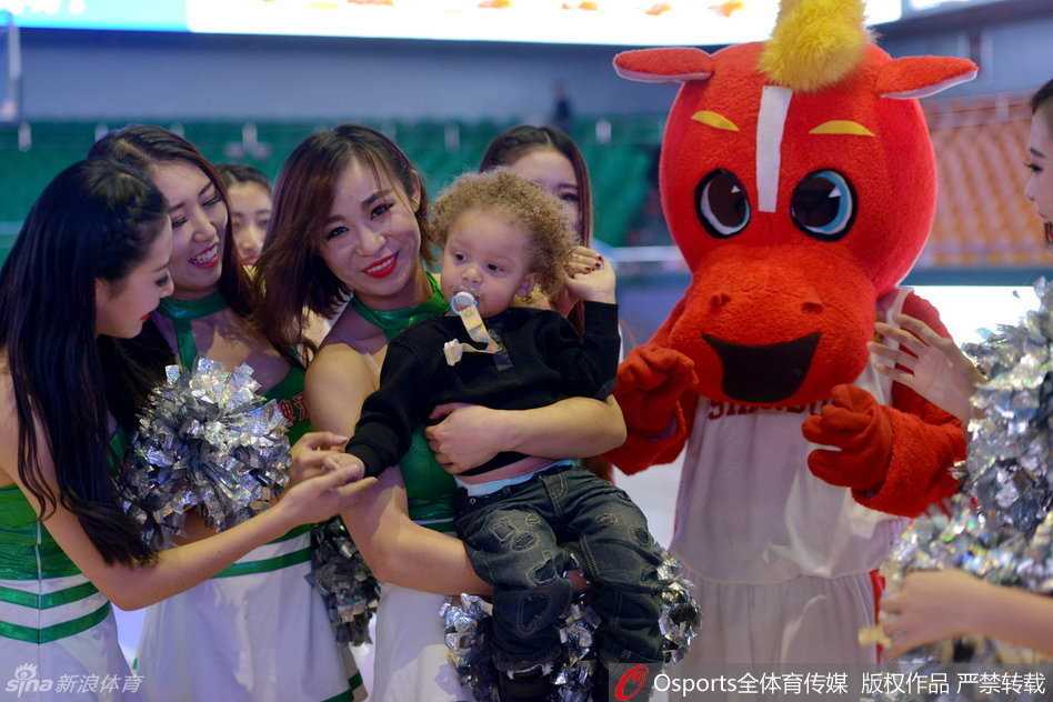 全明星赛场的铁汉柔情,比斯利与他的“迷你蝙蝠侠”萌翻全场 父子俩温馨同框,比斯利目光柔和地看着怀里的儿子,小家伙则安心地依偎在爸爸怀中,这一幕让激烈的全明星赛场充满了家的温情。