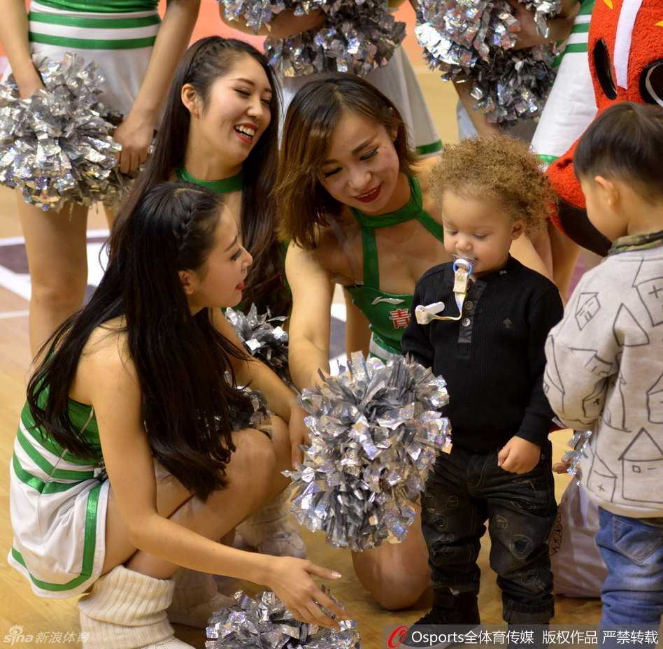 全明星赛场的铁汉柔情,比斯利与他的“迷你蝙蝠侠”萌翻全场 啃完了左手换右手,小家伙似乎对全明星周末的‘热闹’免疫,一心沉浸在自己的世界里,这旁若无人的淡定模样实在惹人喜爱。