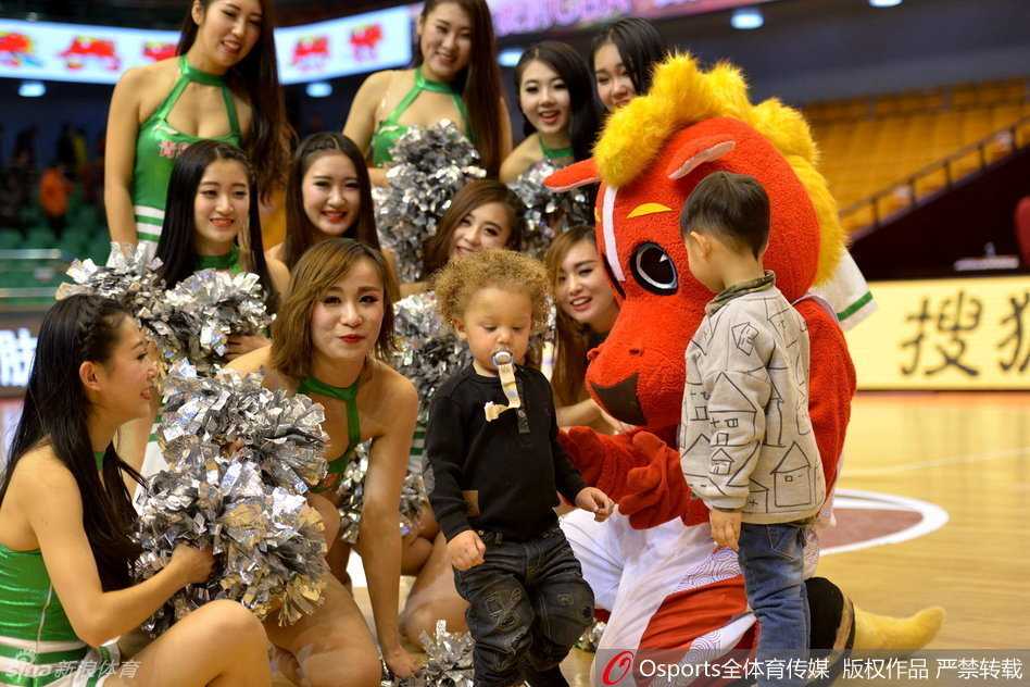 全明星赛场的铁汉柔情,比斯利与他的“迷你蝙蝠侠”萌翻全场 全明星赛场边,小家伙被父亲抱在怀里好奇地张望,身旁的啦啦队姐姐们也被这可爱的‘小明星’吸引,纷纷侧目露出喜爱的笑容。