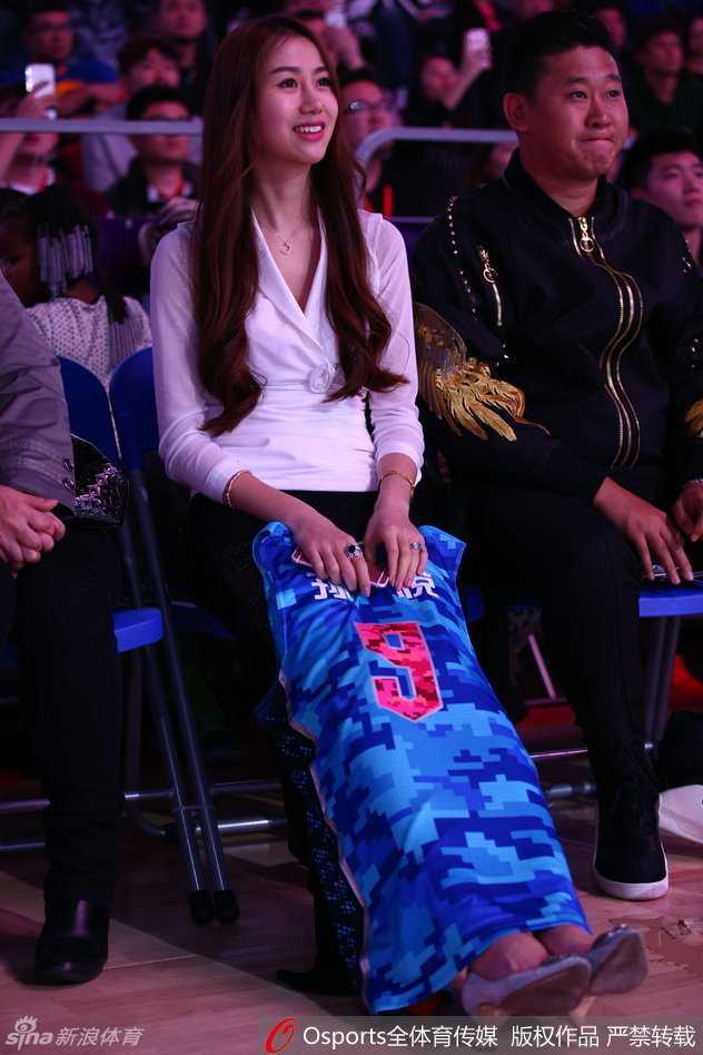 陈露高举手机记录场上的一切，脸上挂着温柔的笑意，她不仅是这场比赛的观众，更是孙悦篮球生涯最忠实的记录者。